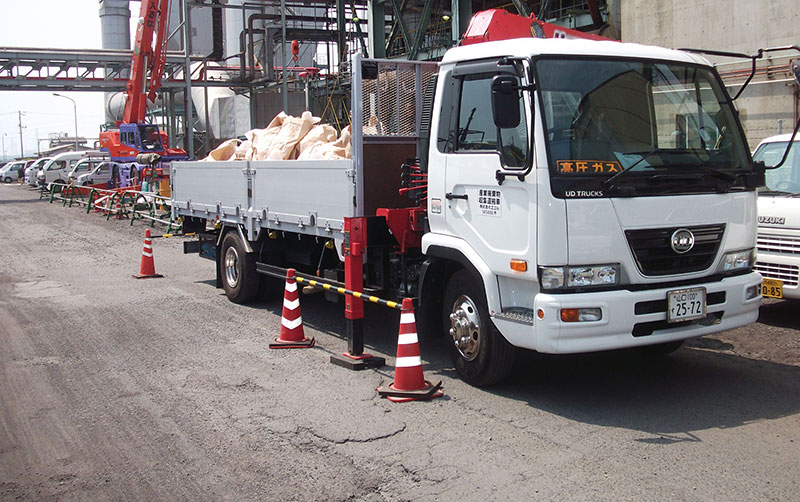 山口県宇部市のリサイクル推進企業株式会社エコルは産業廃棄物収集運搬の回収・積込み作業を行います。お客様に廃棄物の保管場所を確保いただき、廃棄物の種類や排出量に応じたコンテナの設置、分別方法をご提案いたします。回収頻度や排出状況に応じた最適な車両の配車を行います。