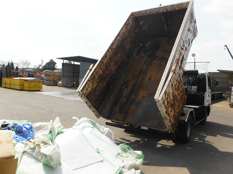 山口県宇部市・山陽小野田市のリサイクル推進企業株式会社エコルは産業廃棄物中間処理・リサイクルの流れ。荷降ろし・検品。検品場にて、搬入された廃棄物のチェックを行います。許可・契約品目以外の廃棄物が混入されていないか確認します。
